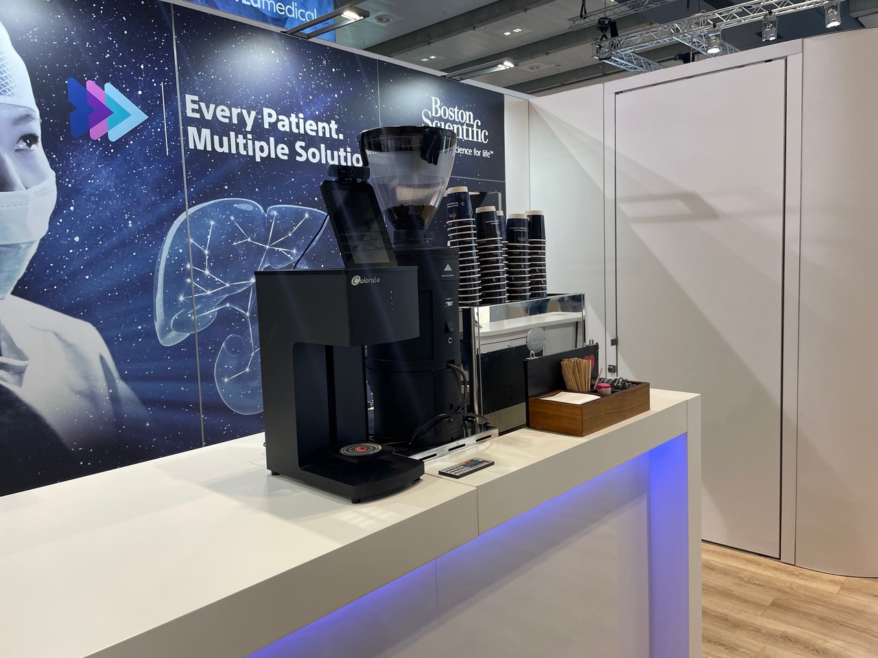 Kompakte mobile Kaffeebar auf einem Messestand