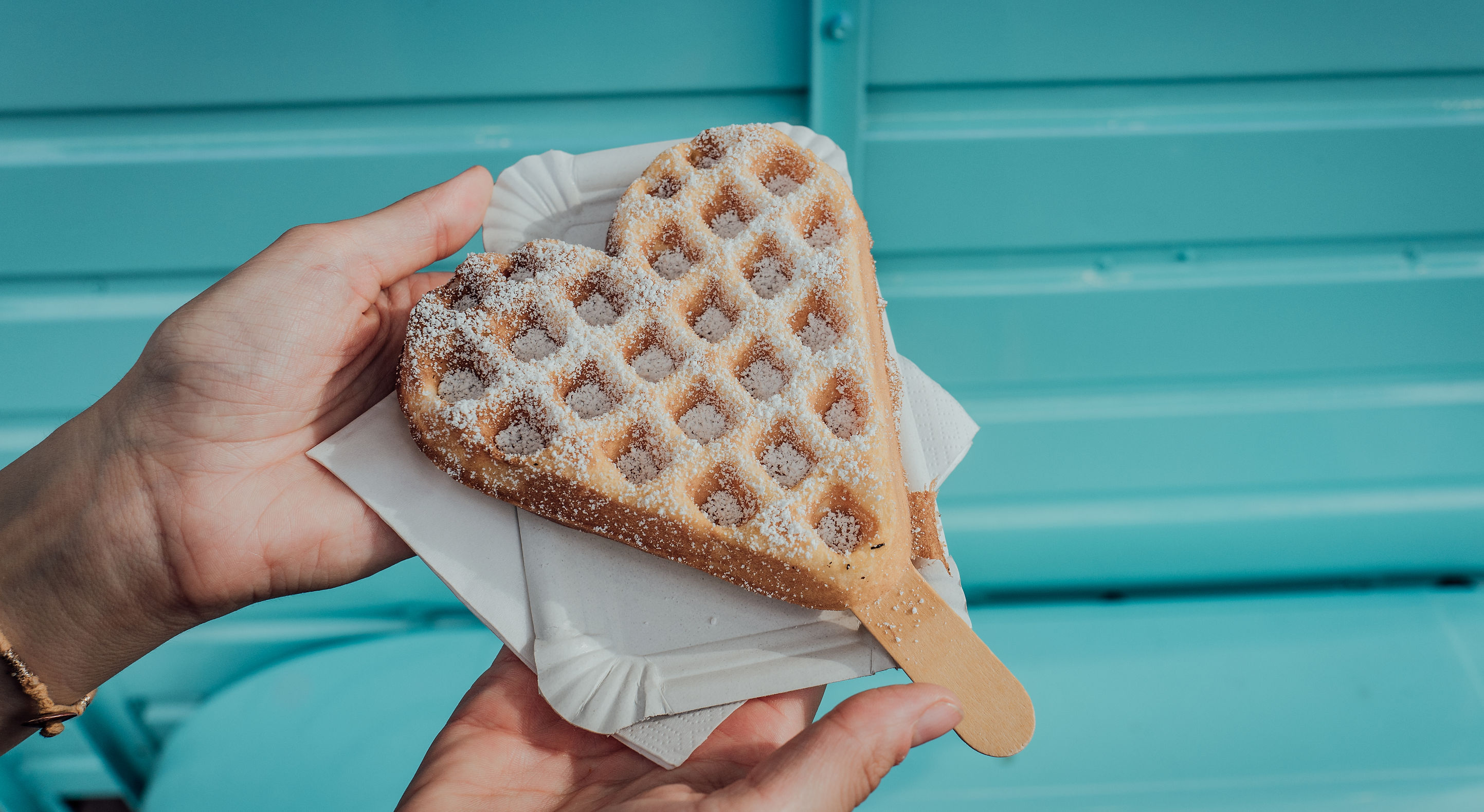 Herzwaffel am Stiel vor türkisem Kaffeeanhänger