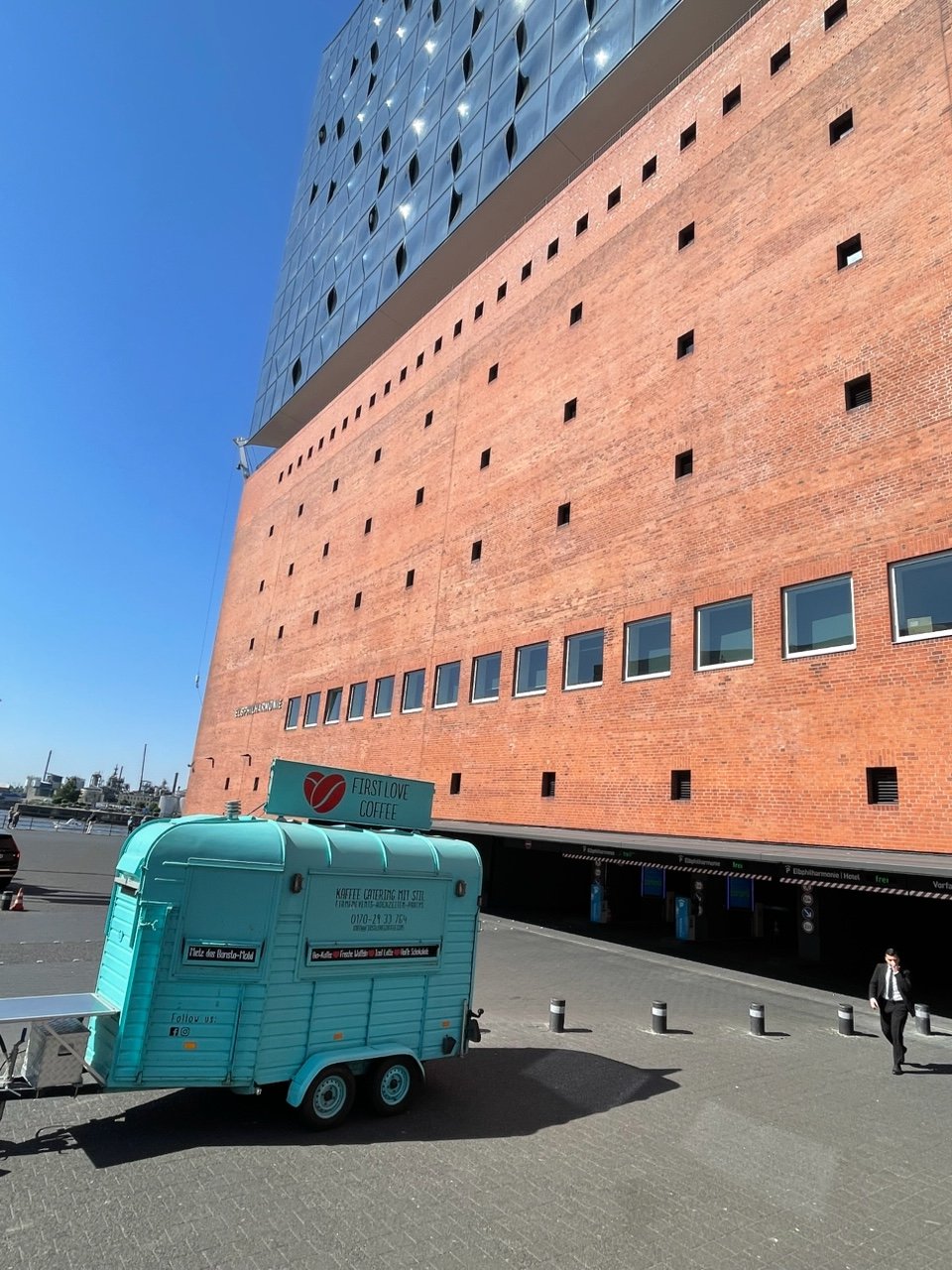 FirstLoveCoffee Kaffeeanhänger vor der Elbphilharmonie in Hamburg
