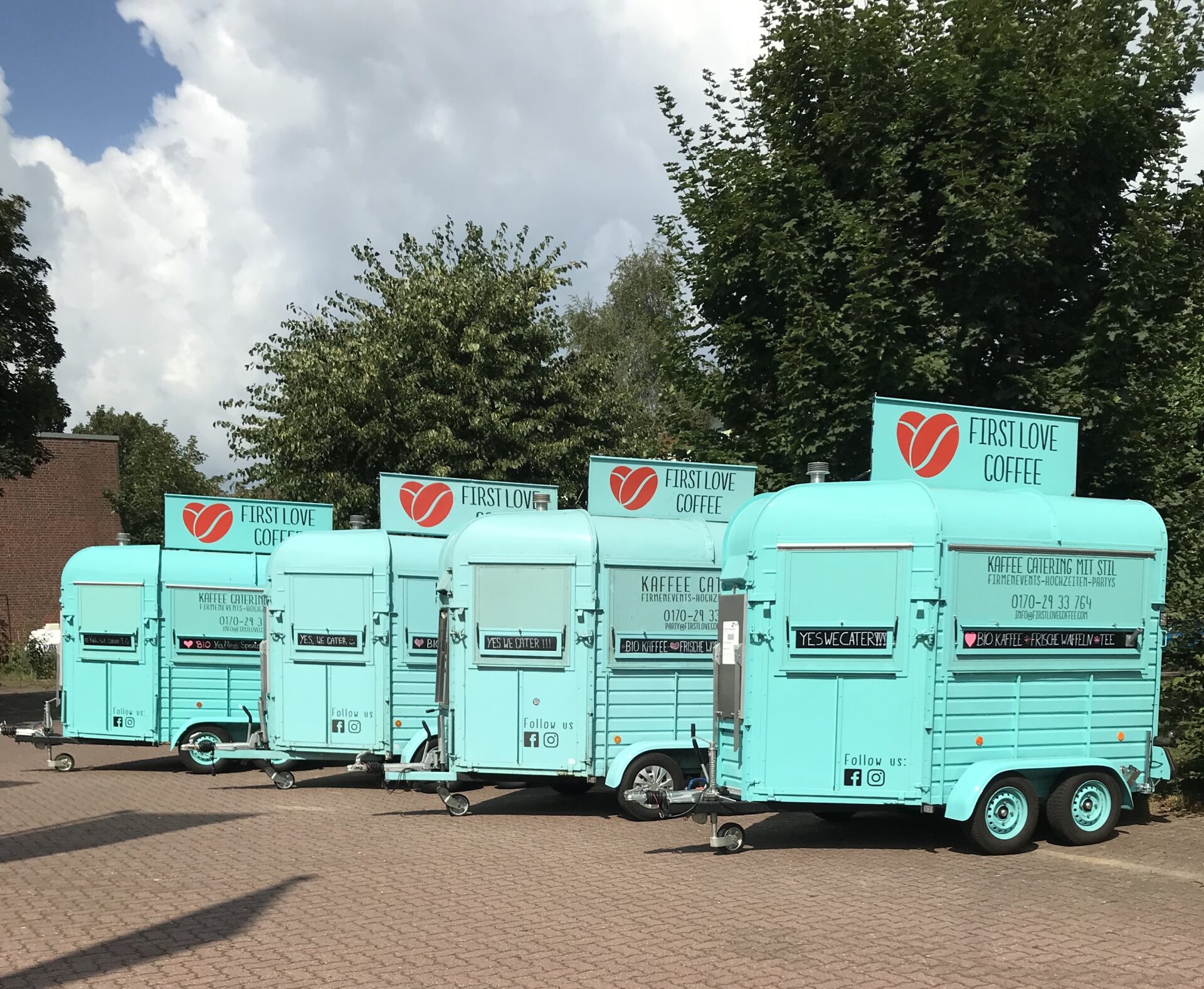 Die FirstLoveCoffee Anhänger-Flotte - vier türkise Kaffeeanhänger nebeneinander